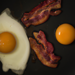 Comer muchos huevos es malo para el hígado: descubre los efectos y cómo evitarlos