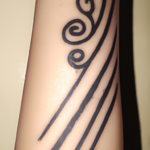 ¿Qué significa el tatuaje de las dos líneas en el brazo? Descubre su significado aquí